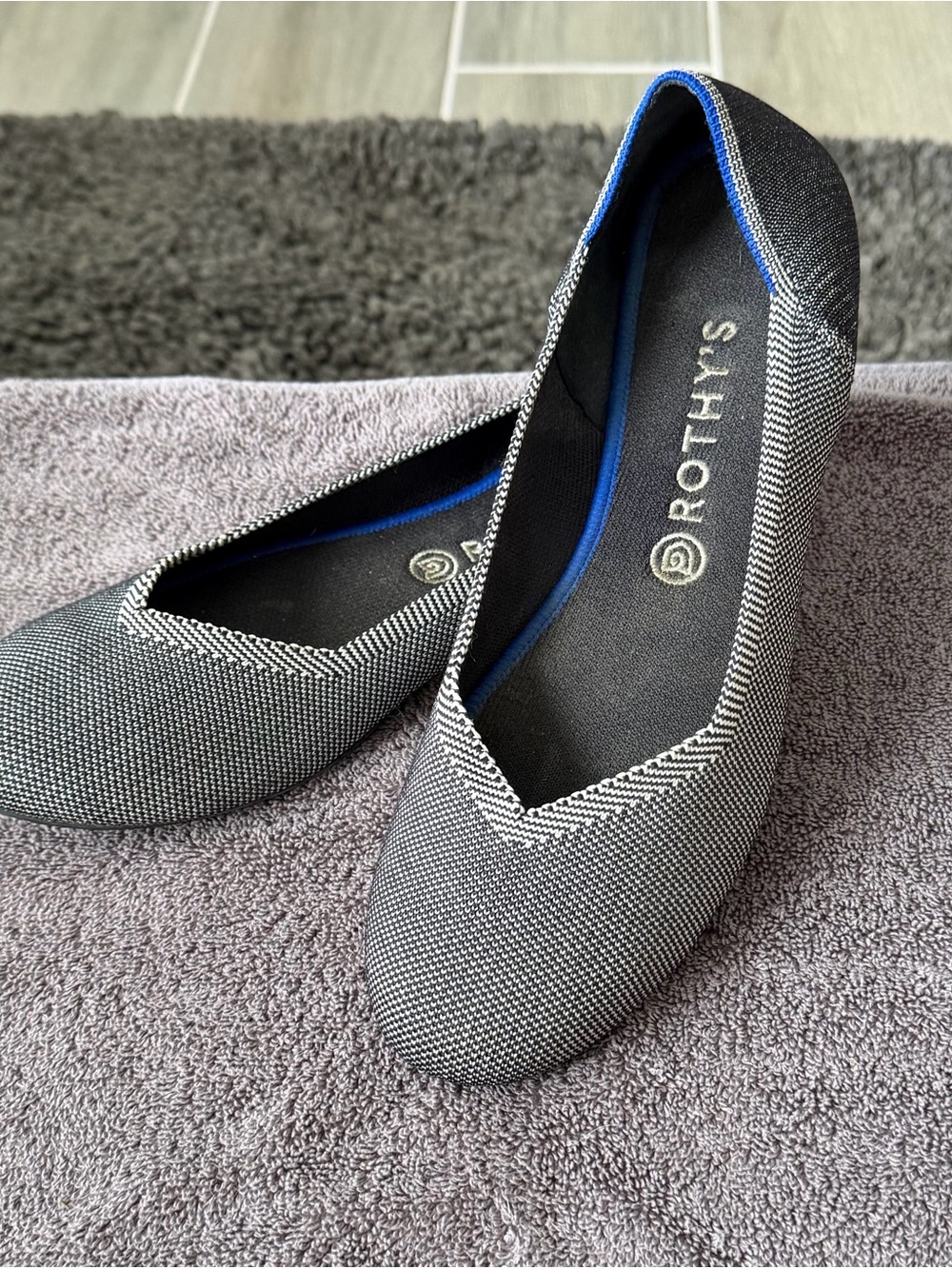 Rothy's Black & White Knit V‑Notch Flats. Round toe, Birdseye print